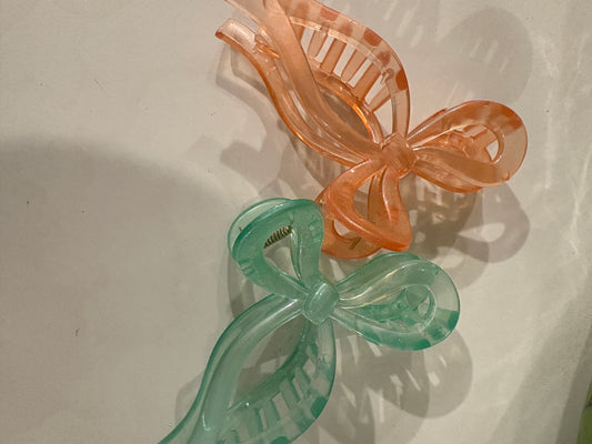 Wavy ribbon hair clip