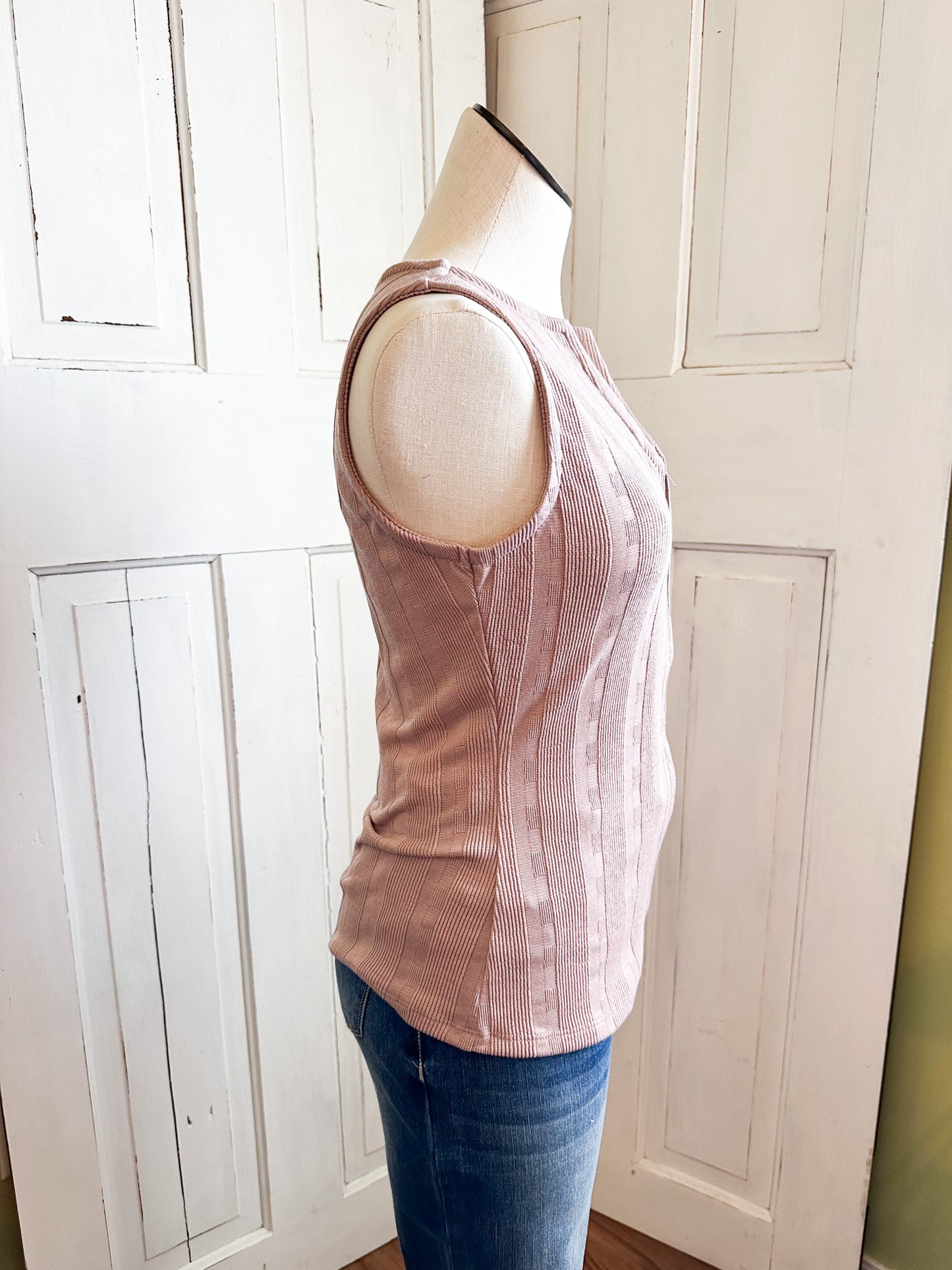 Textured Rib V-Neck Sleeveless Top w/zipper/ Lt. Mauve