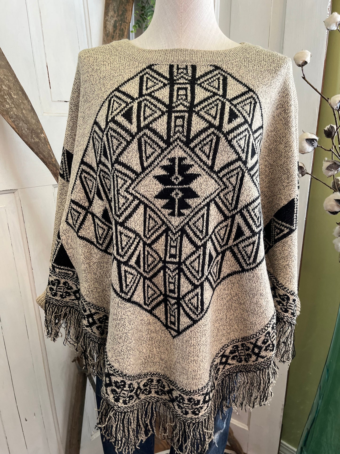 Aztec Round Neck Poncho / Black