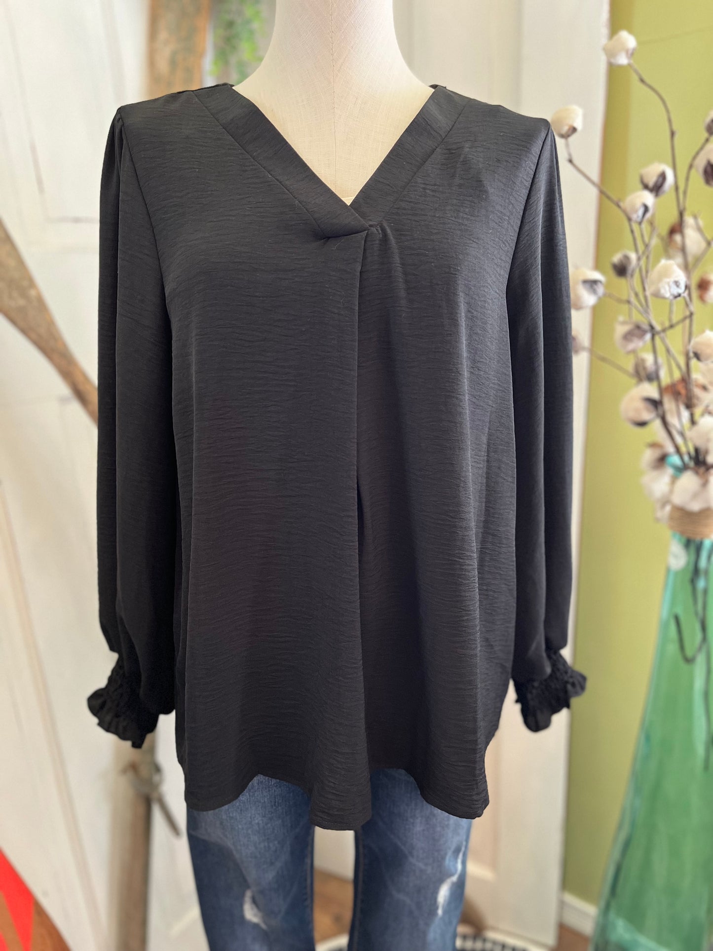 SMOCKED WOVEN TOP WITH V NECK/ BLACK